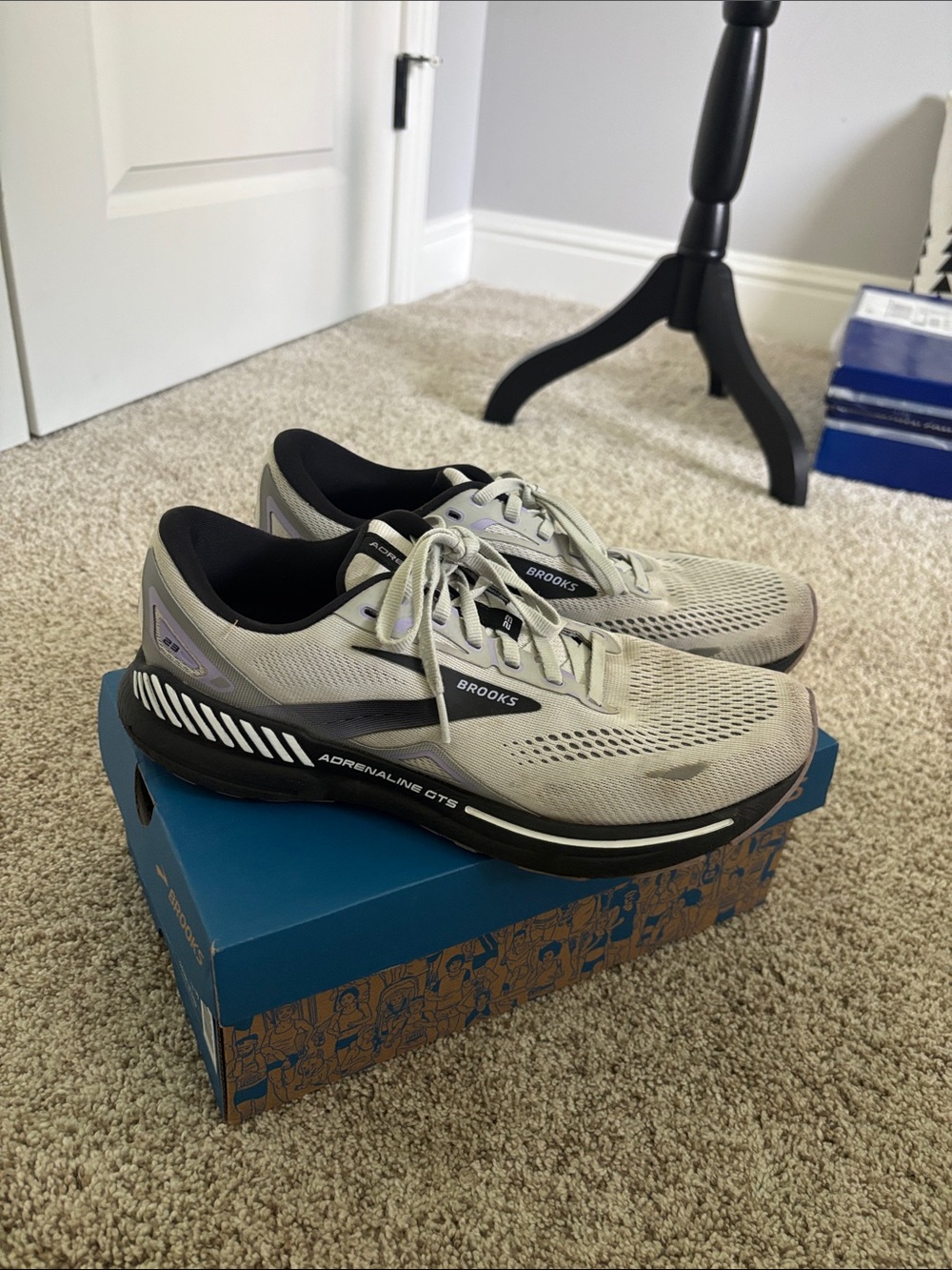 Women’s brooks